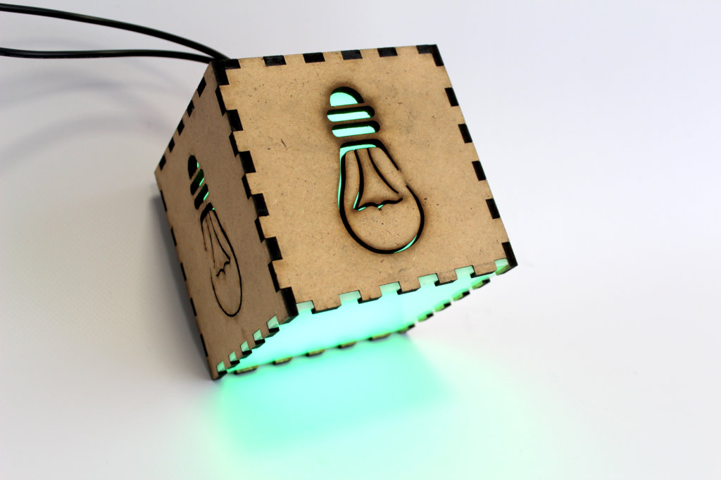 LED závěsné stínidlo, vyřezáno CO2 laserem